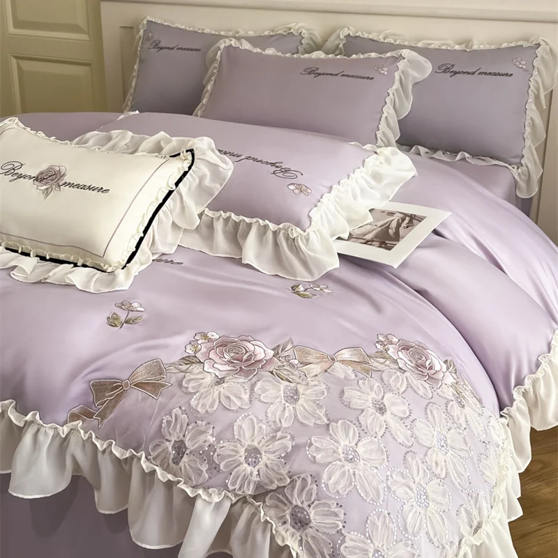 A-Four-Piece-Set-of-Bedding-with-Ice-Silk-Embroidery