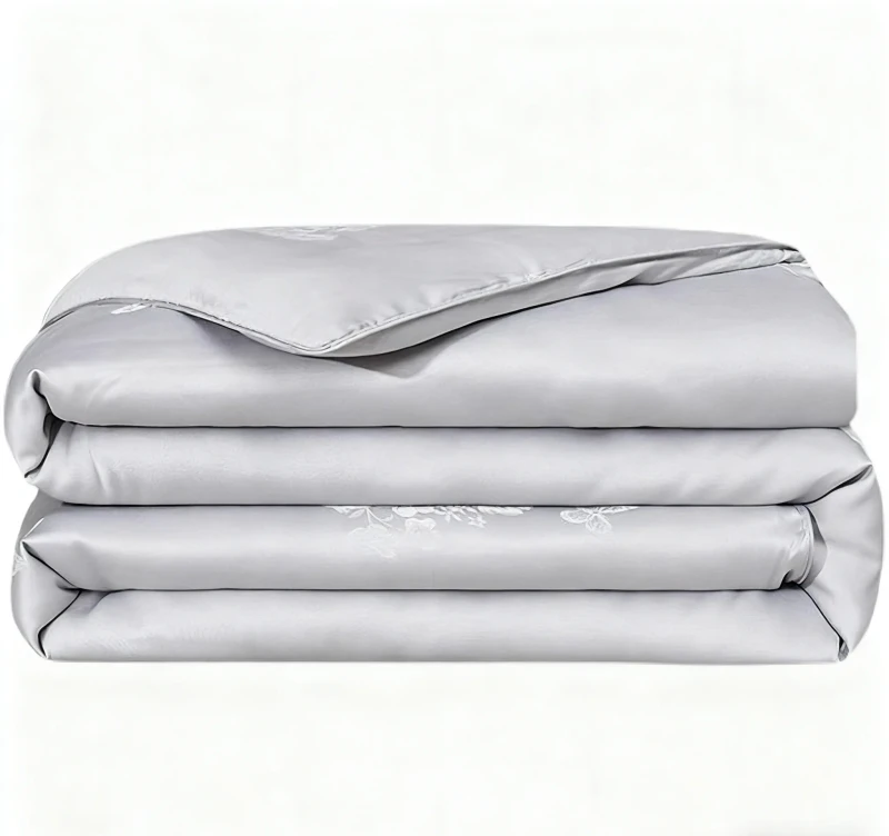 Hotel-Boutique-Silk-Quilt-with-White-Solid-Color-Design-Wear-resistant-Fabric-Supports-Mass-Customization-of-Logos