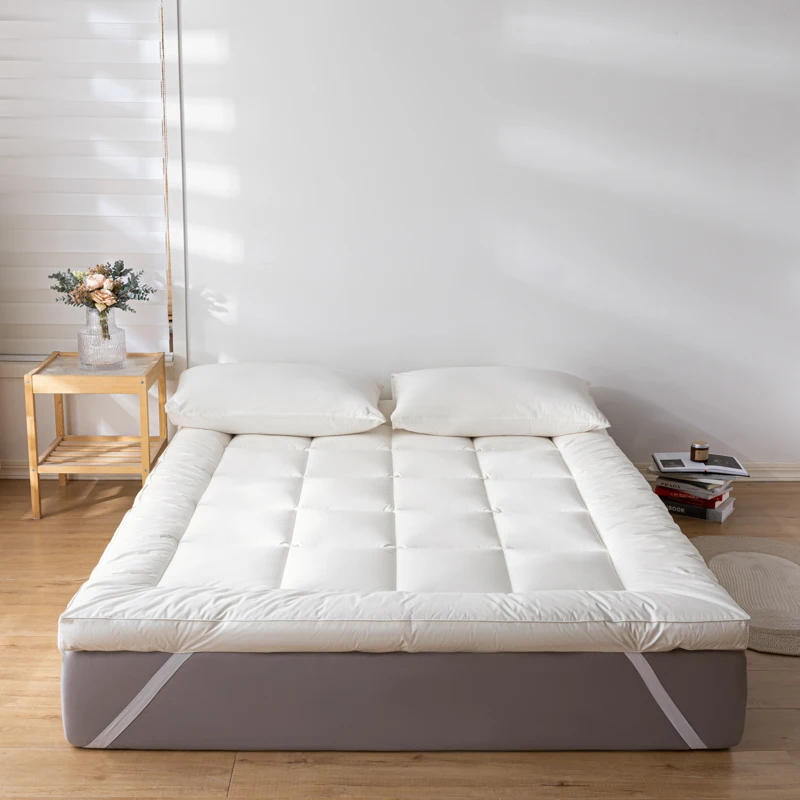 New-Arrival-Customized-Cotton-Material-Comfortable-and-Warm-Anti-Slip-Hypoallergenic-Mattress-Topper-for-Hotels-Folded-Feature
